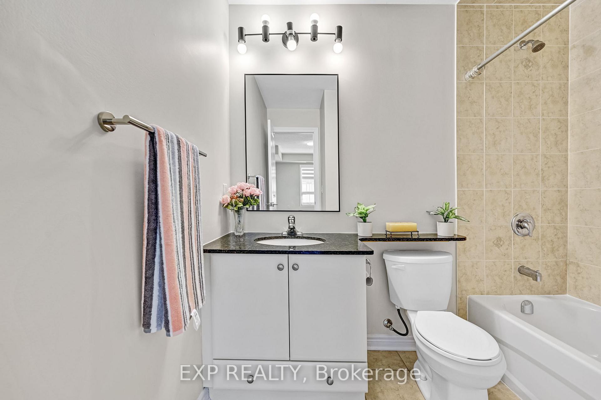 3 Bedrooms Condo at 216 Oak Park, Oakville For sale