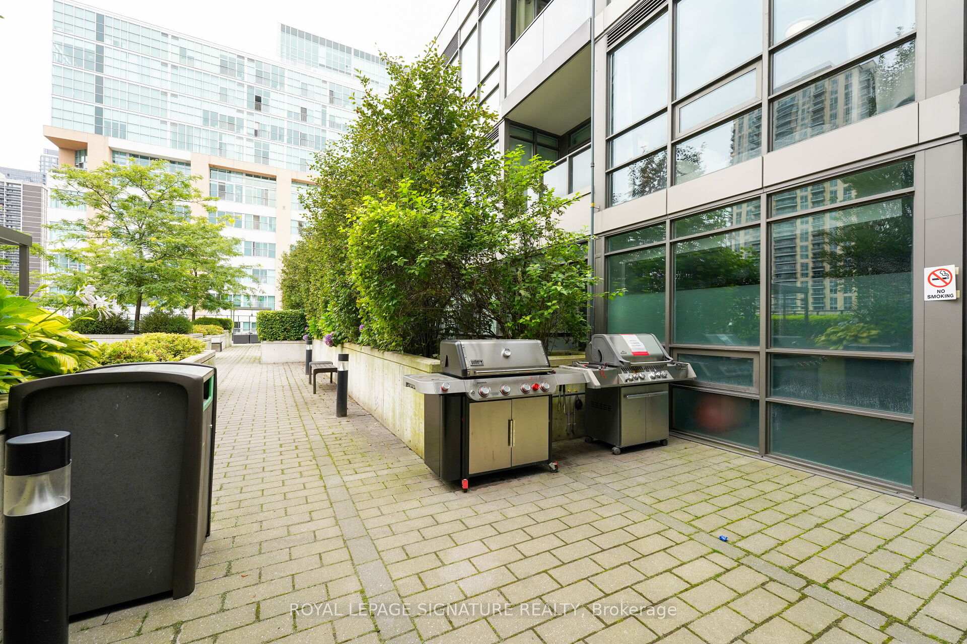 2 Bedrooms Condo at 8 Fieldway, Toronto For sale