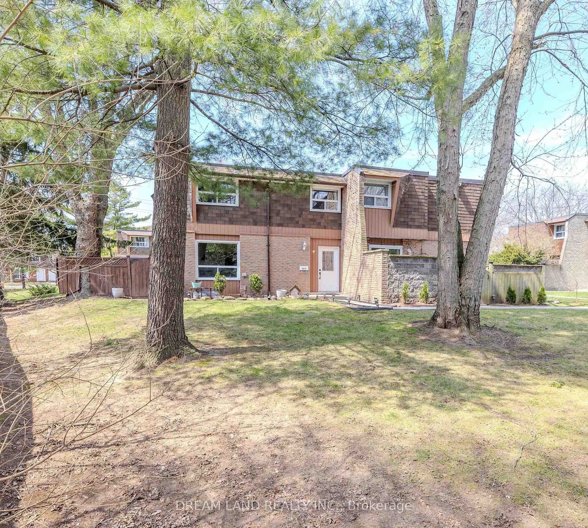 3 Bedrooms Condo at 653 Francis,  Burlington For sale