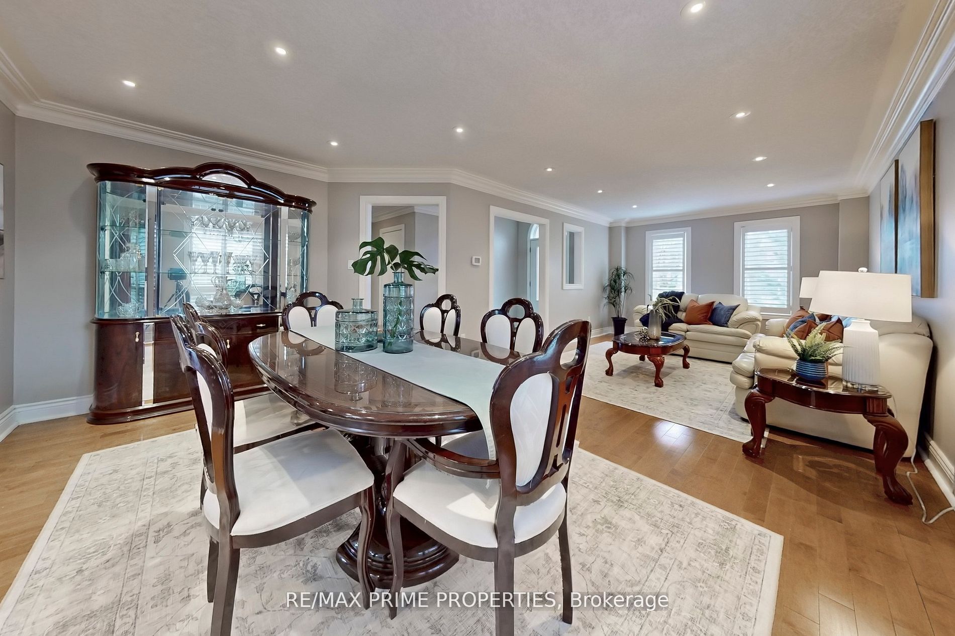 32 KENNETT Drive