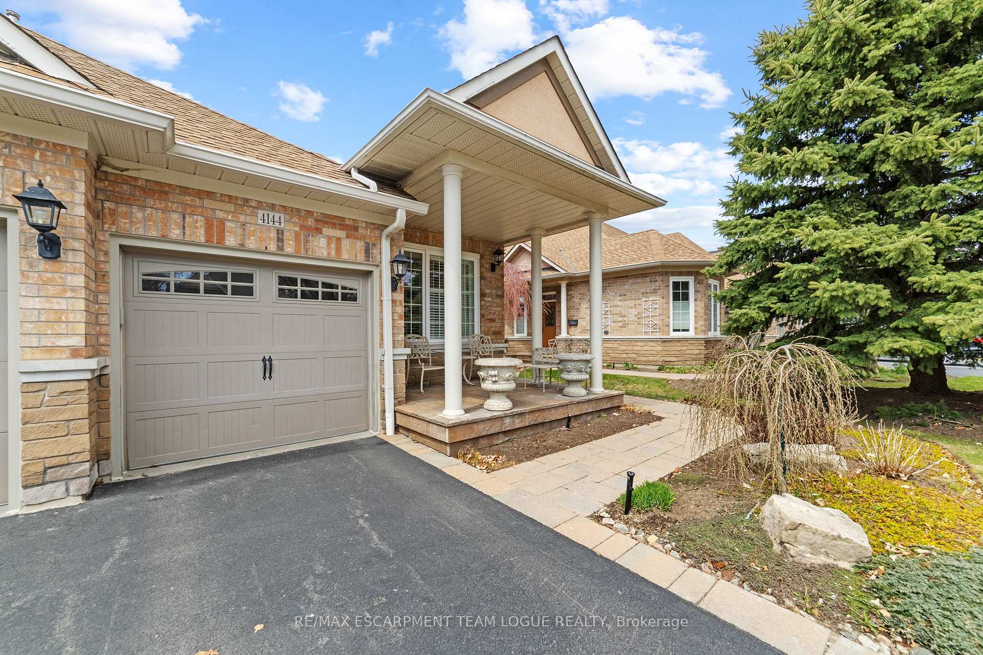 3 Bedrooms Semi-Detached at 4144 STONEBRIDGE,  Burlington For sale