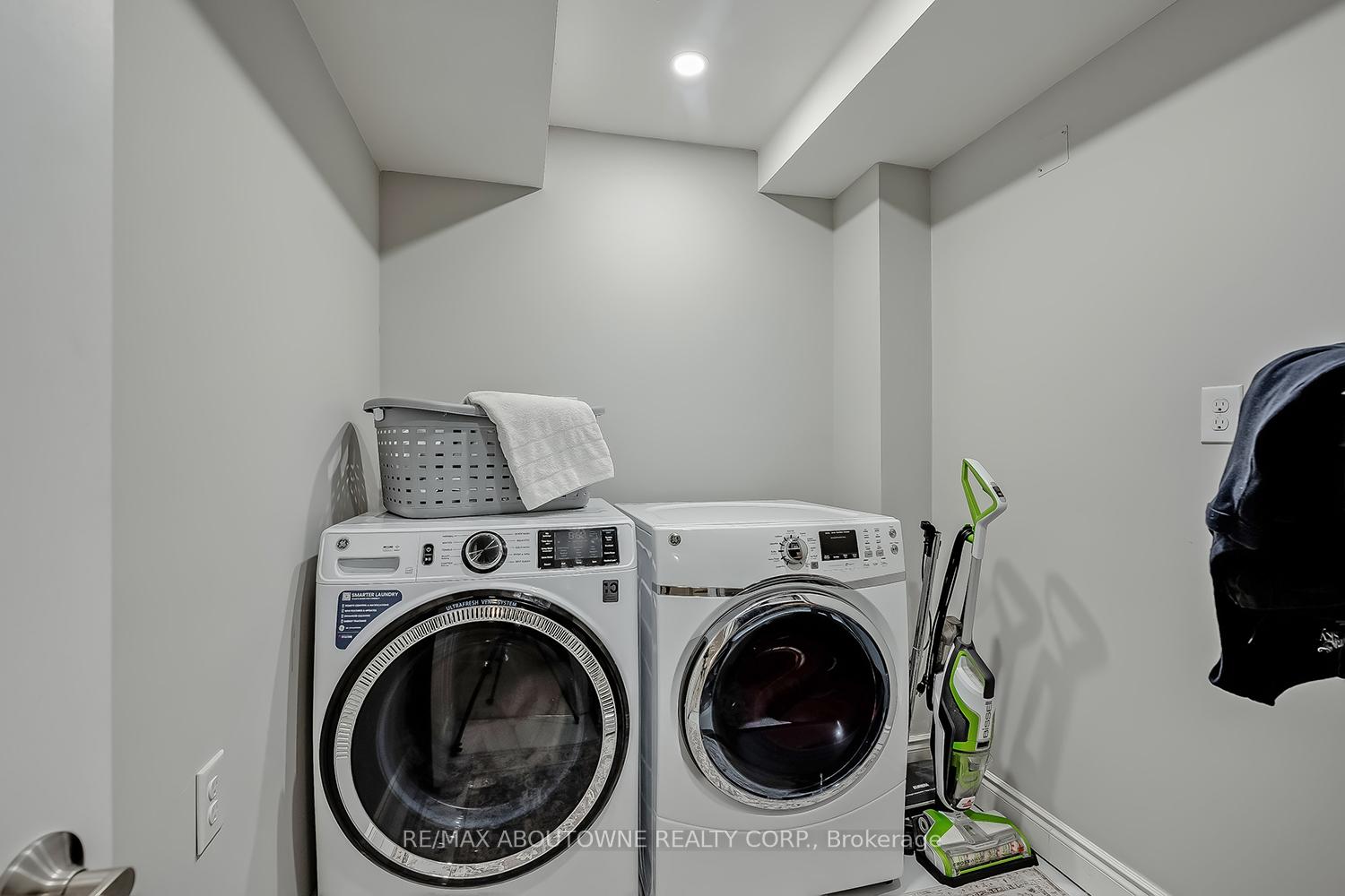 3 Bedrooms Condo at 233 Duskywing, Oakville For sale