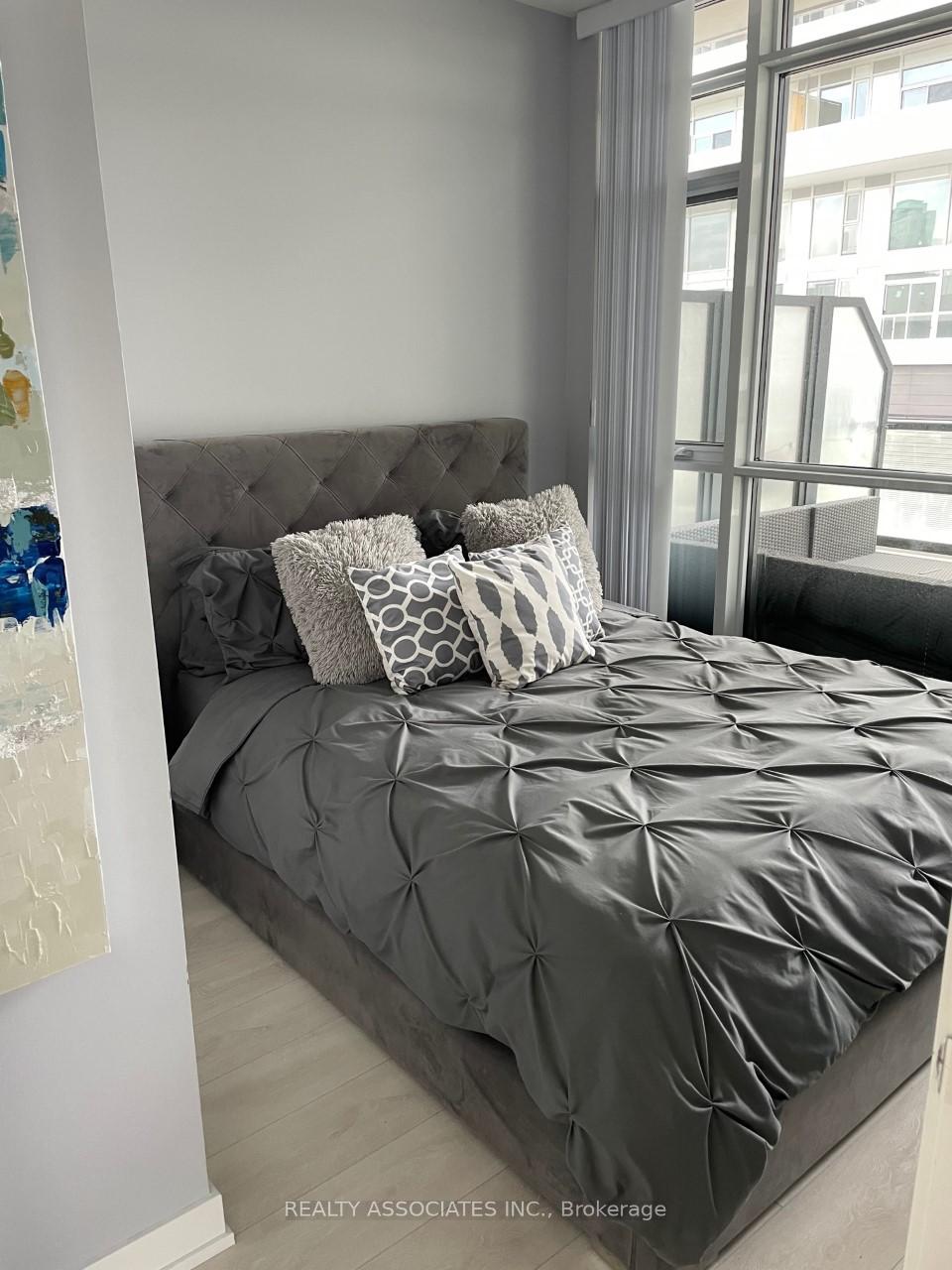 2 Bedrooms Condo at 30 Ordnance, Toronto For sale
