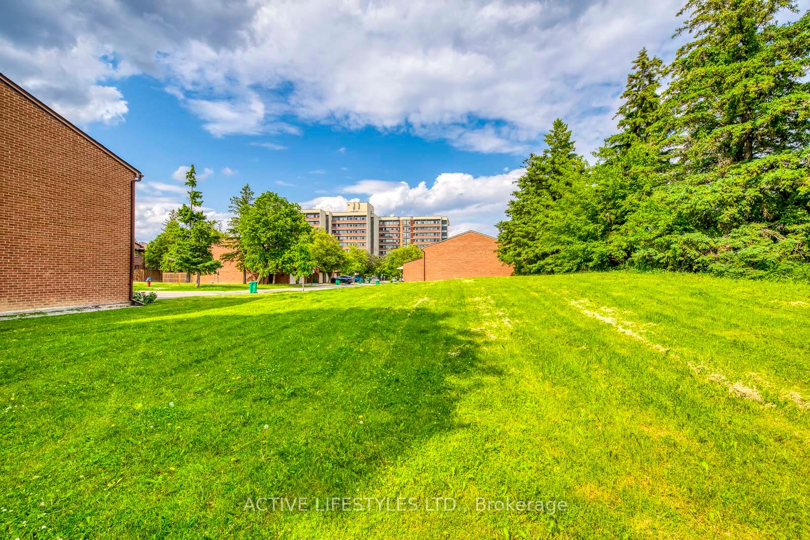 4 Bedrooms Condo at 2301 Derry, Mississauga For sale