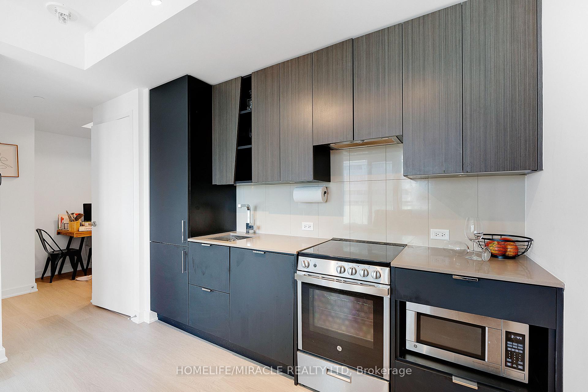 2 Bedrooms Condo at 3883 Quratz, Mississauga For sale