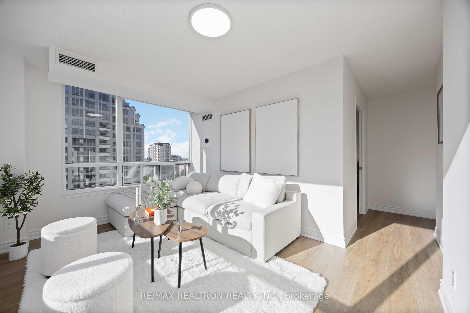 2 Bedrooms Condo at 3 Rean, Toronto For sale