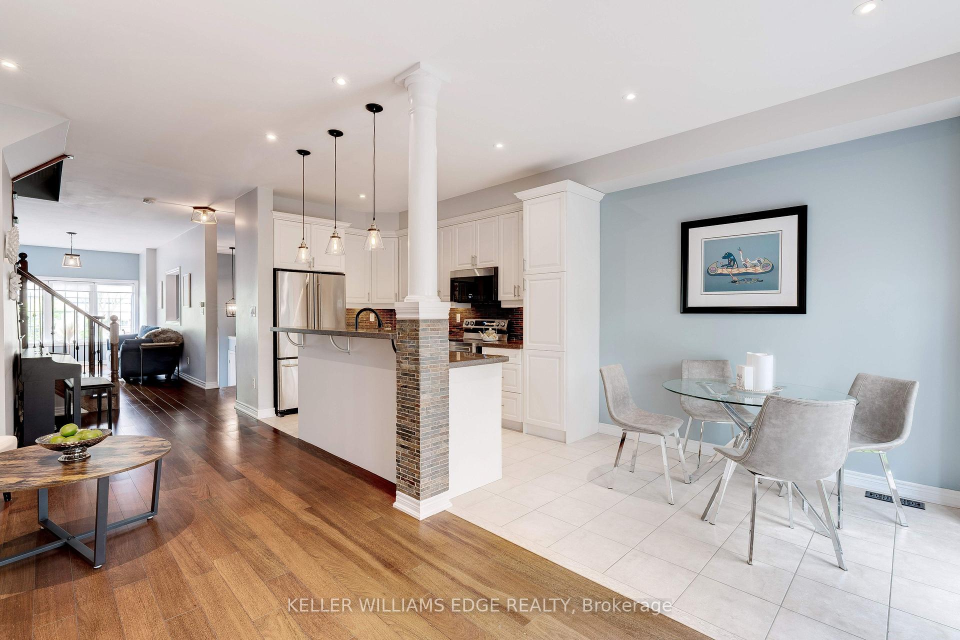 3 Bedrooms Condo at 230 Paisley, Mississauga For sale
