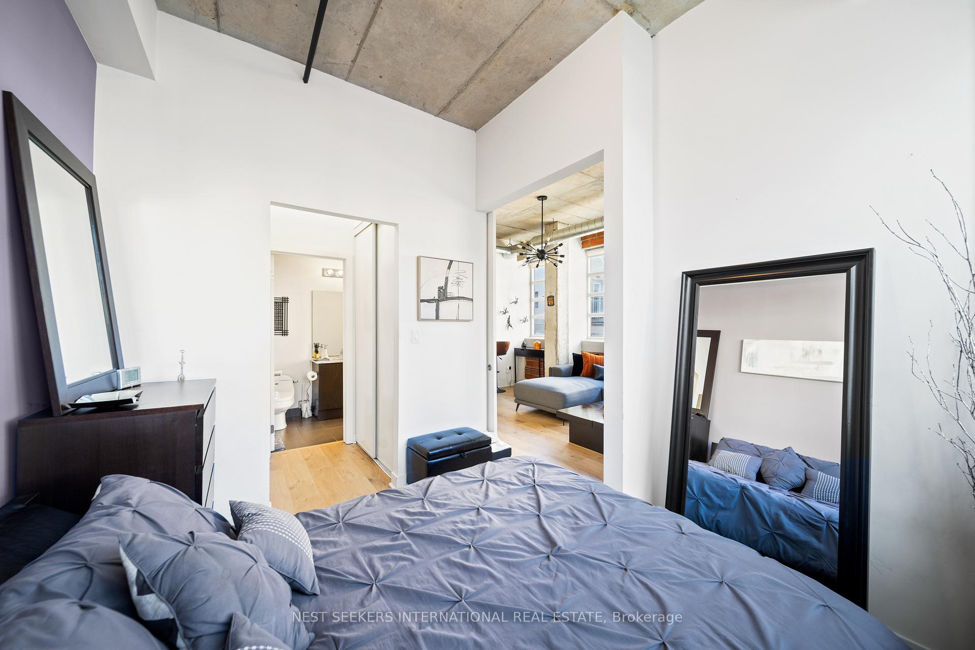2 Bedrooms Condo at 10 Wellesley, Toronto For sale