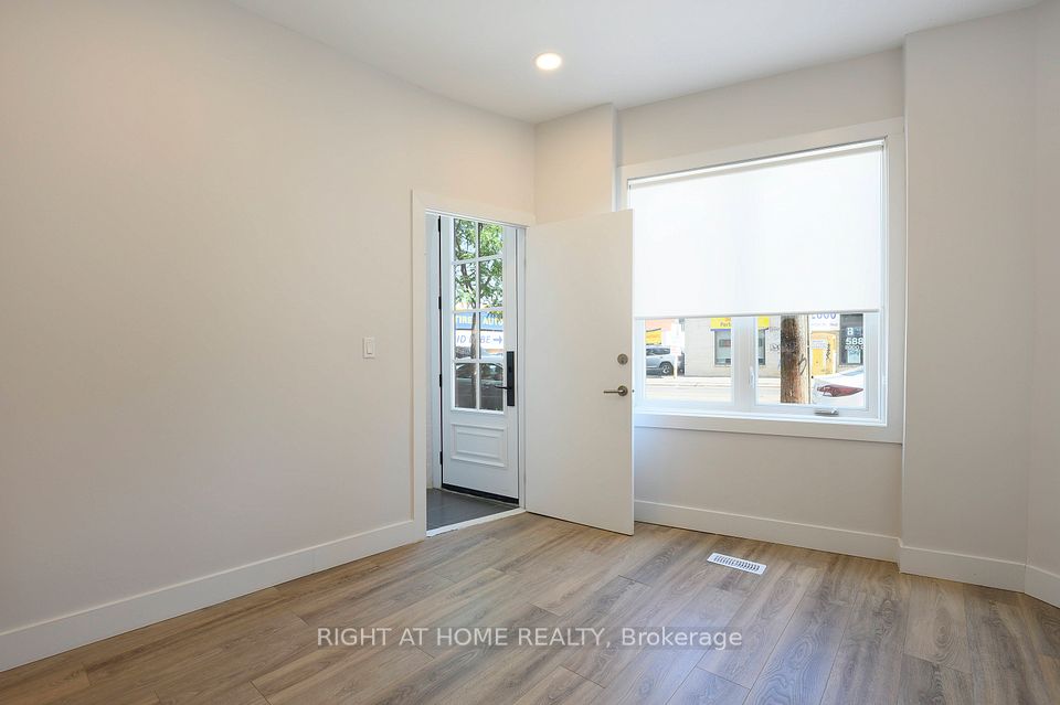 1995 Dundas Street, Toronto, ON M6R 1W7