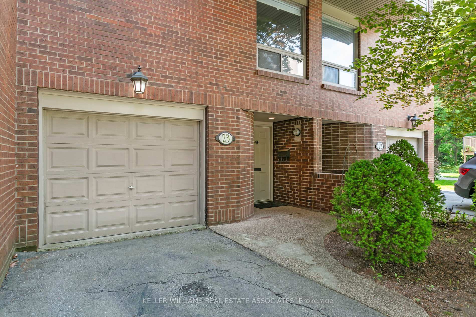 3 Bedrooms Condo at 1250 Marlborough, Oakville For sale