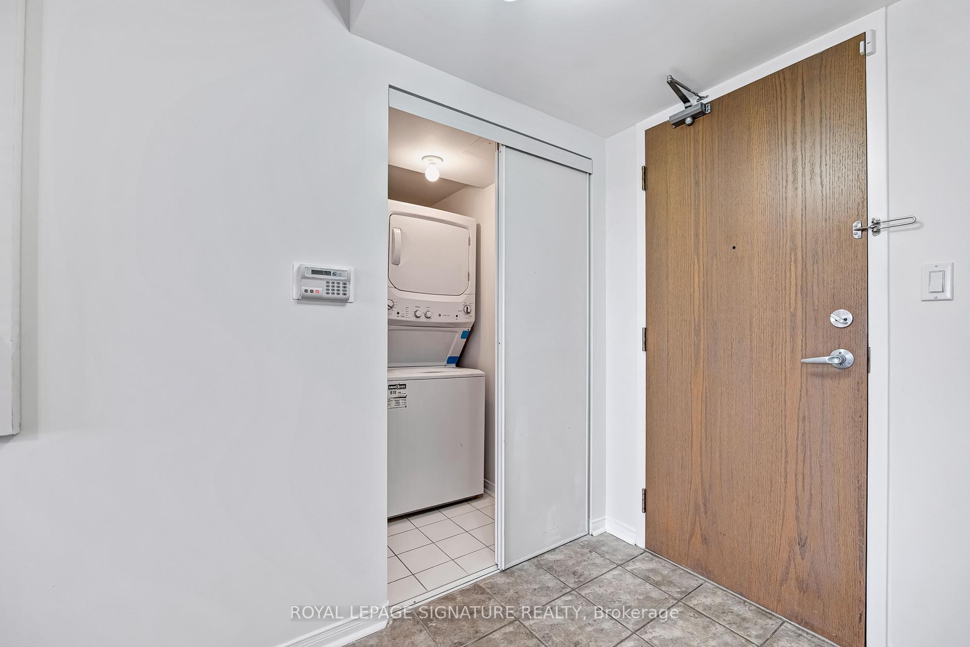 2 Bedrooms Condo at 233 Beecroft, Toronto For sale
