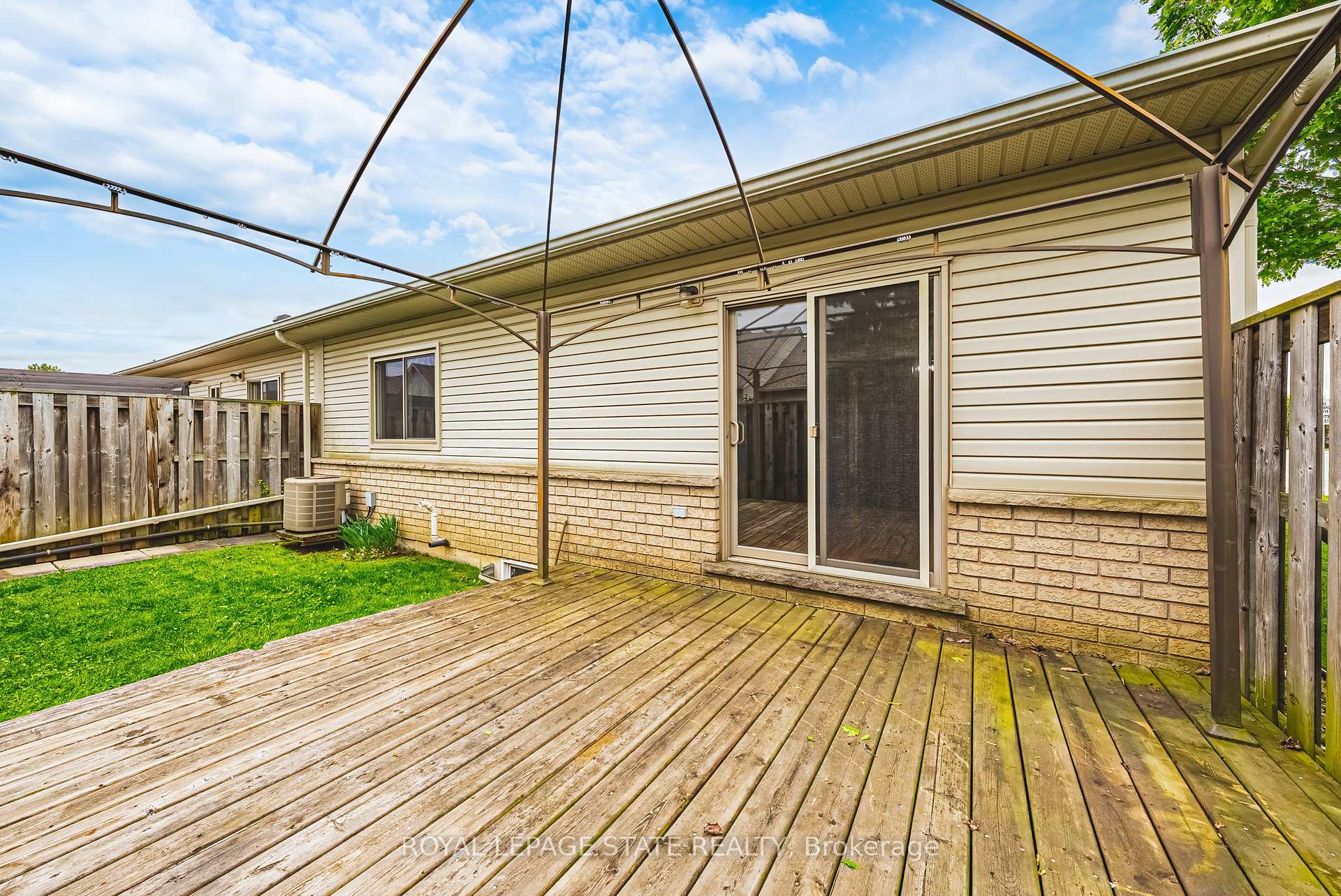 2 Bedrooms Condo at 130 Southbrook, Hamilton For sale
