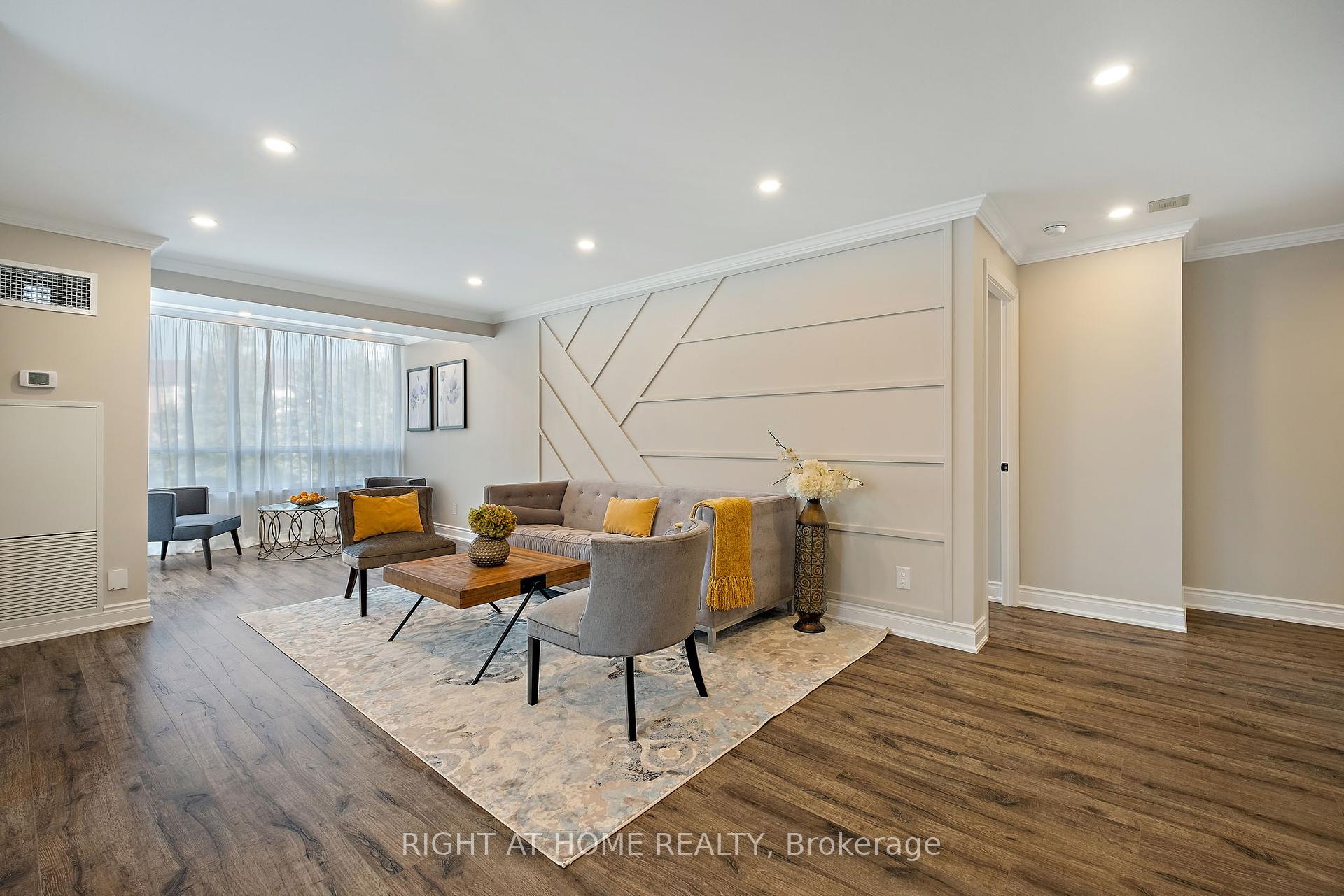 3 Bedrooms Condo at 120 Promenade,  Vaughan For sale