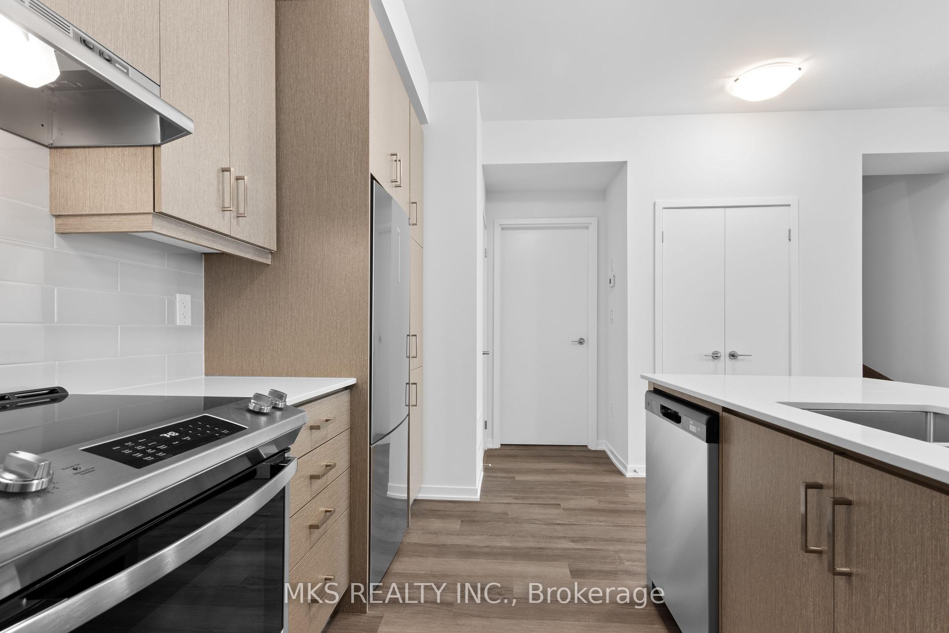 3 Bedrooms Condo at 121 Honeycrisp,  Vaughan For sale
