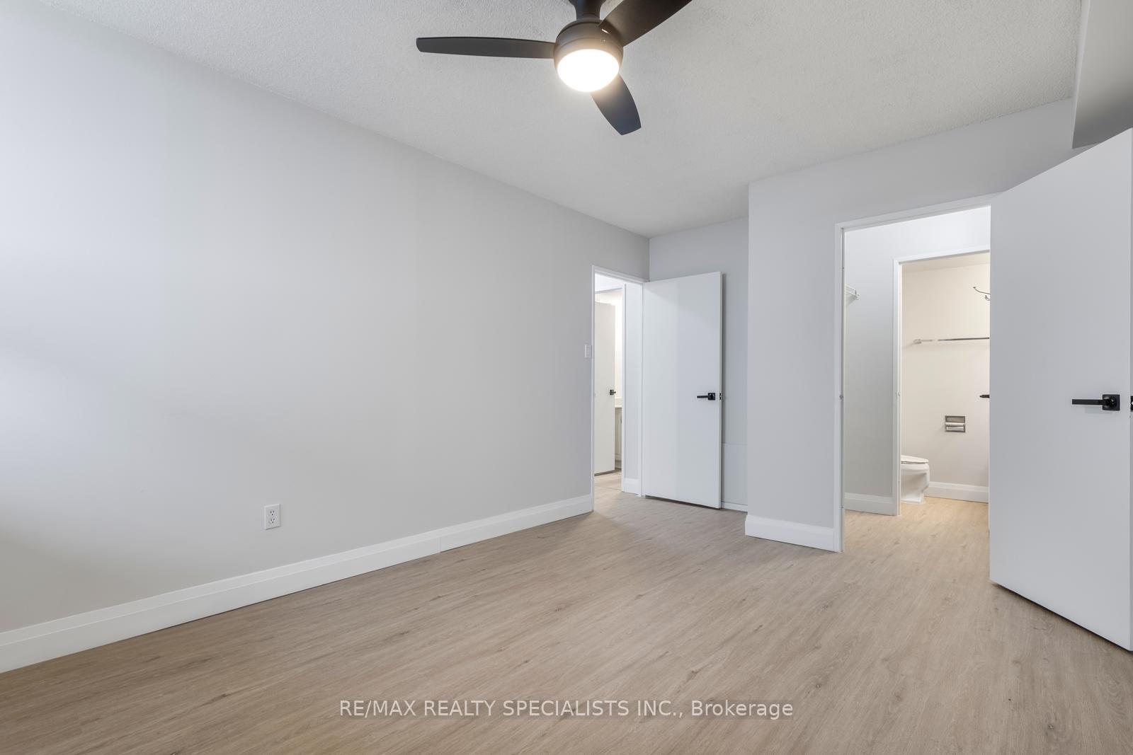 2 Bedrooms Condo at 2929 Aquitaine, Mississauga For sale