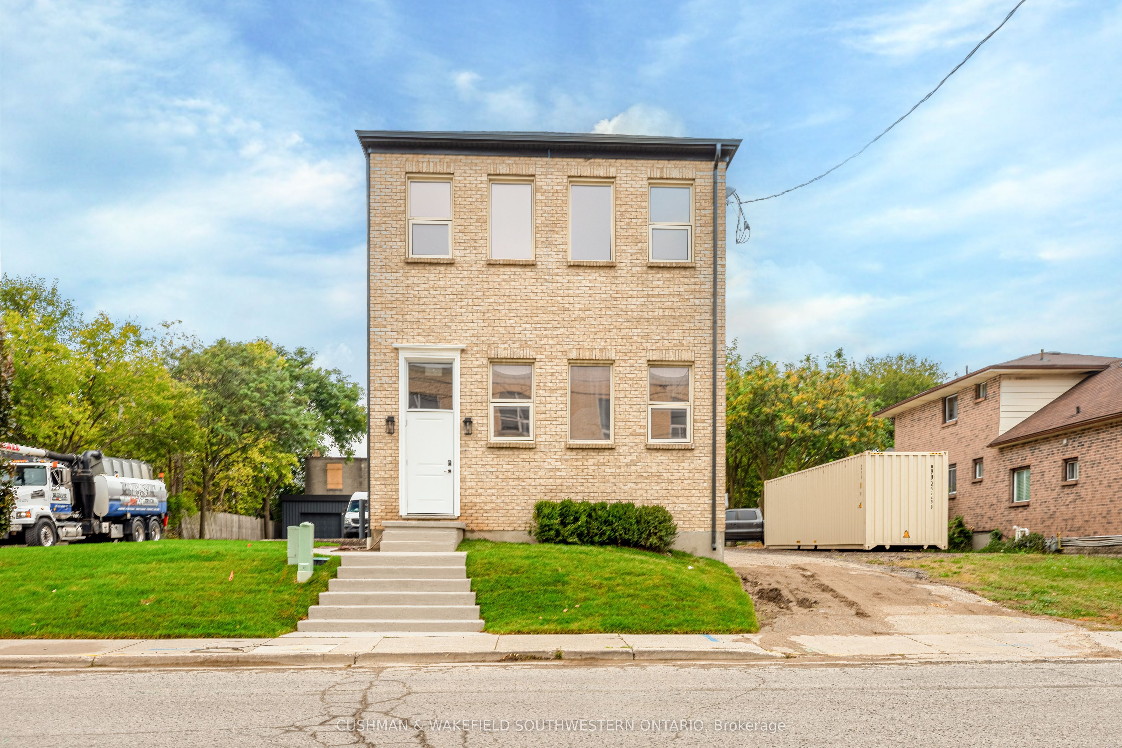 180 Simcoe Street, #LL