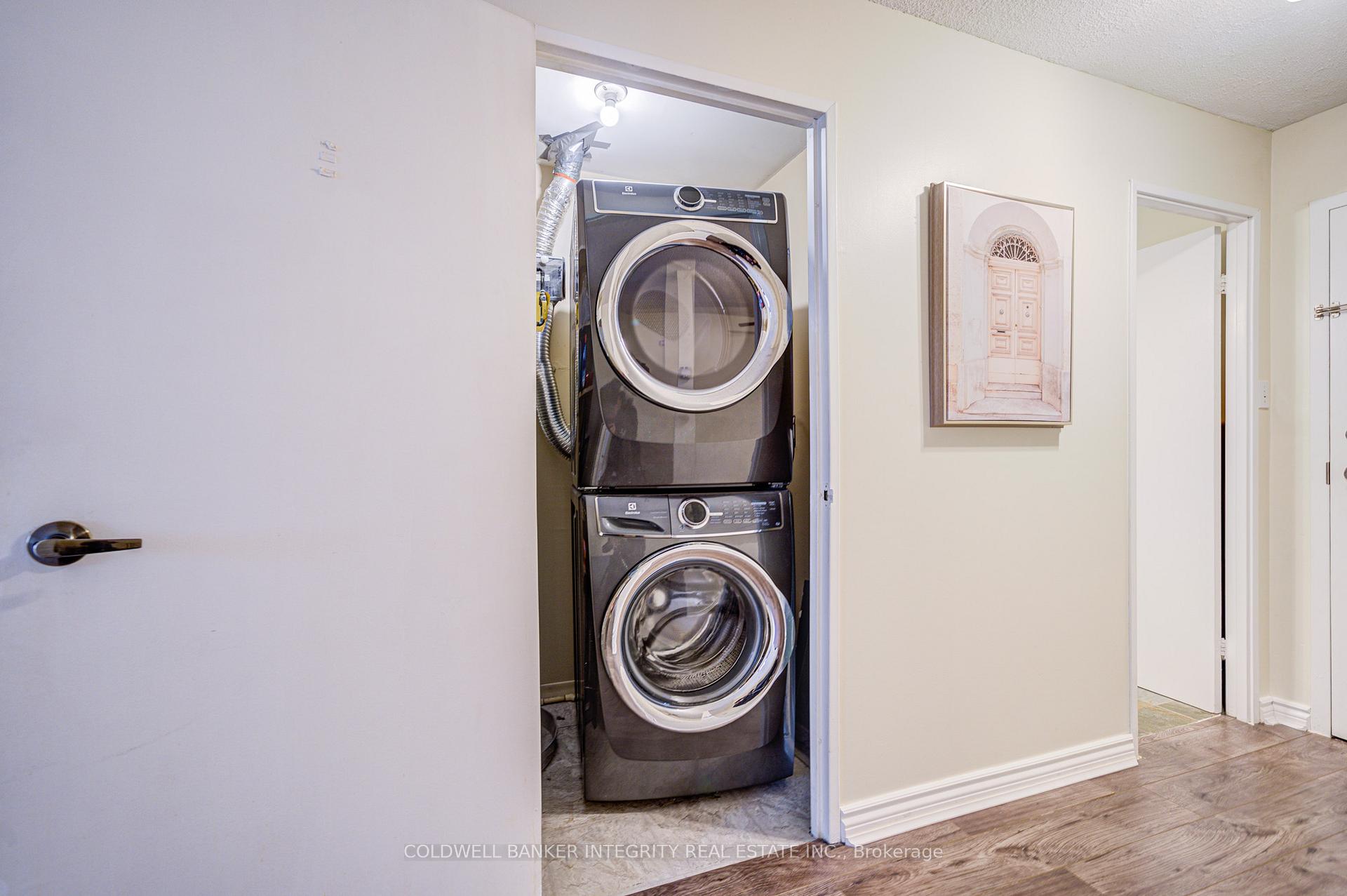 3 Bedrooms Condo at 1036 Falgarwood, Oakville For sale