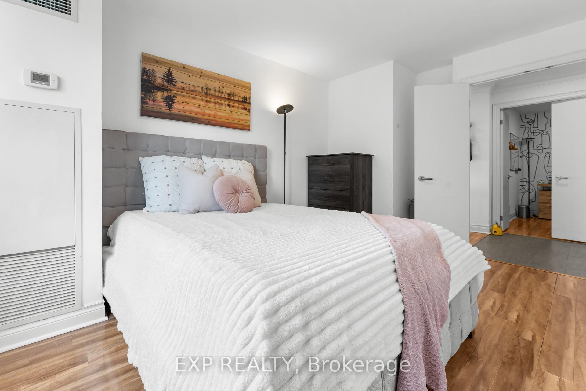3 Bedrooms Condo at 2 Clairtrell, Toronto For sale