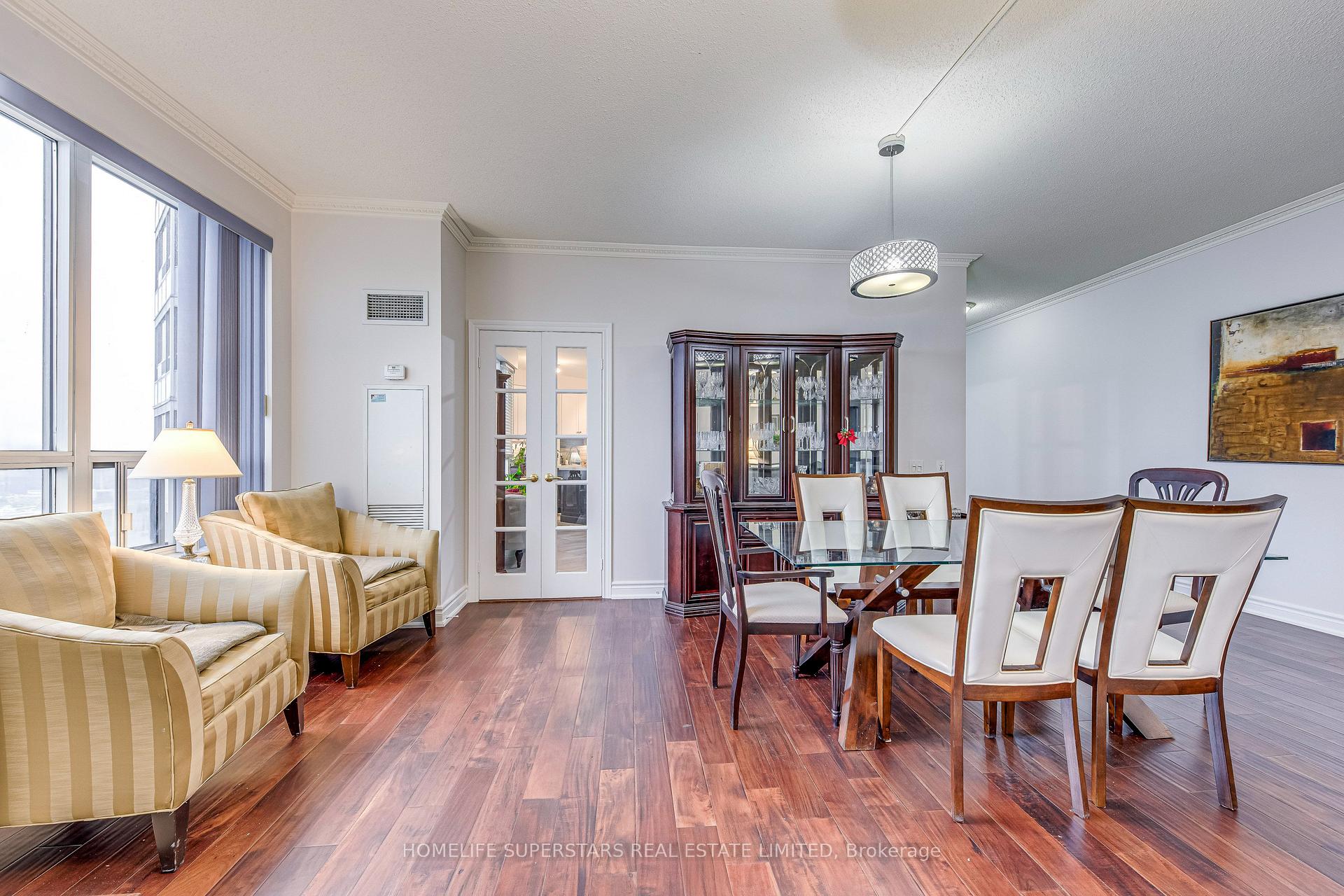 3 Bedrooms Condo at 25 Kingsbridge Garden, Mississauga For sale