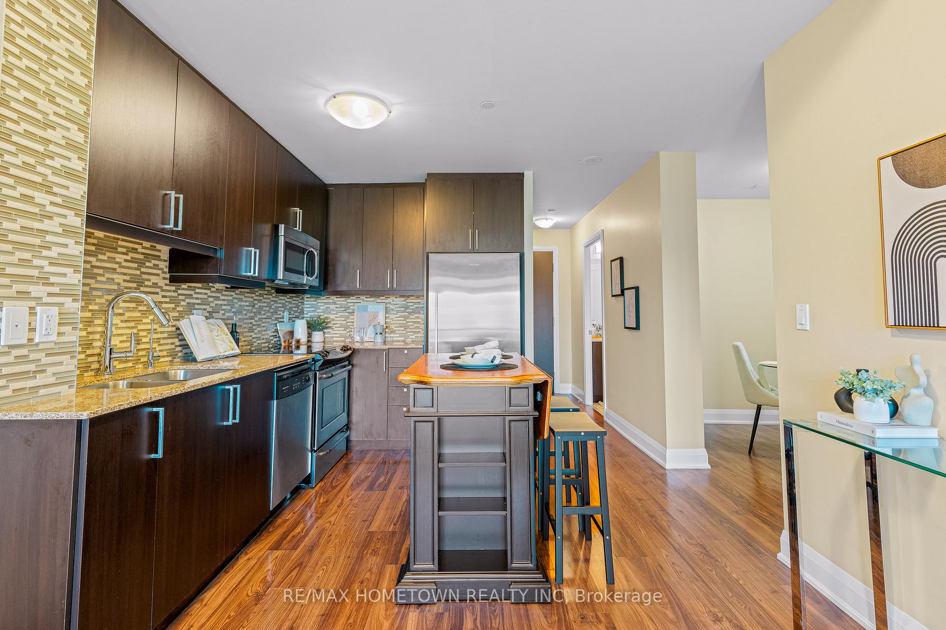 2 Bedrooms Condo at 35 Fontenay, Toronto For sale