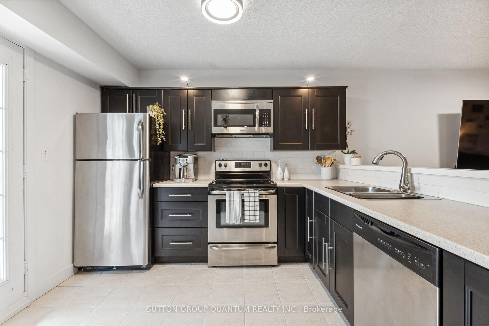 2 Bedrooms Condo at 4003 Kilmer, Burlington For sale