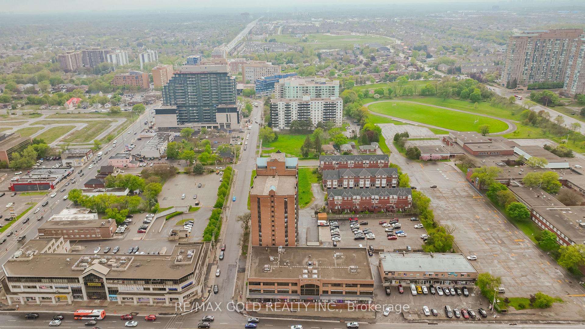 3 Bedrooms Condo at 25 Agnes, Mississauga For sale