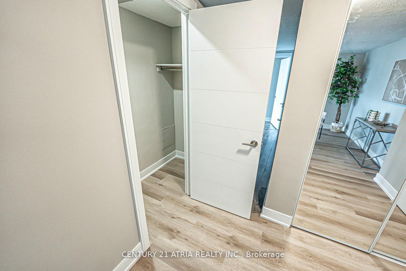 2 Bedrooms Condo at 350 Webb, Mississauga For sale