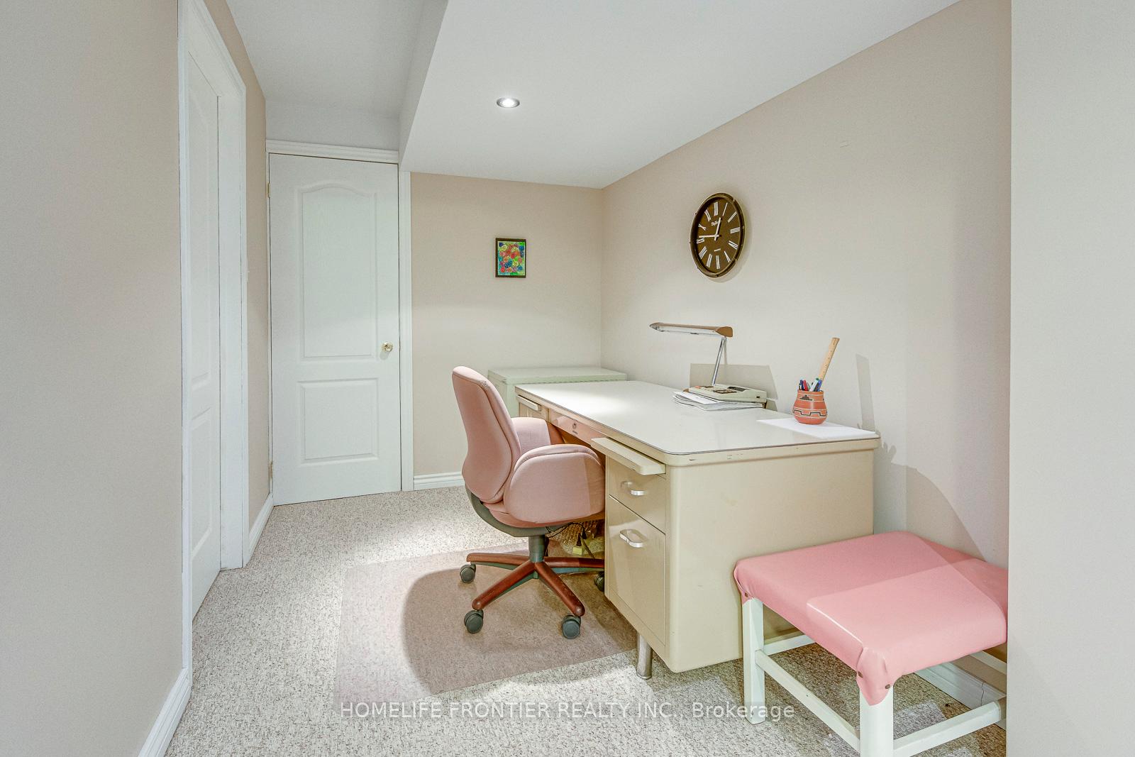4 Bedrooms Condo at 90 Oakhampton,  Hamilton For sale