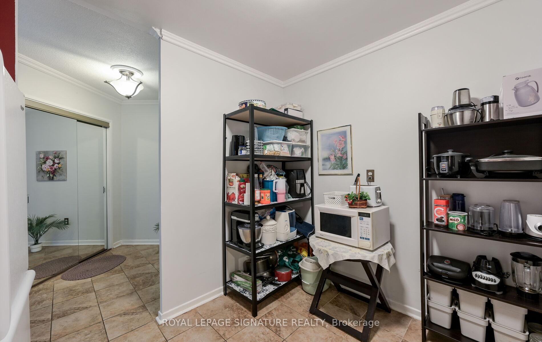4 Bedrooms Condo at 2323 Confederation, Mississauga For sale