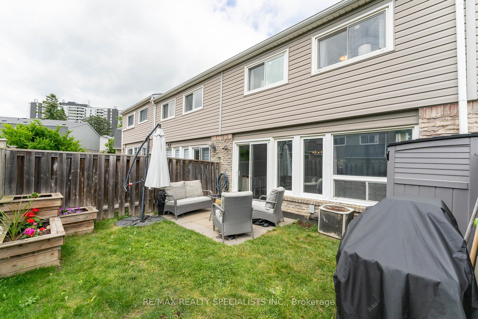 3 Bedrooms Condo at 2050 Upper Middle, Burlington For sale