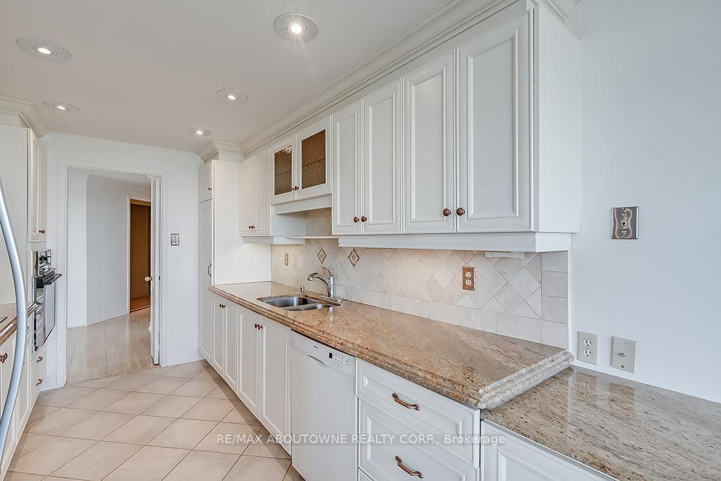 2 Bedrooms Condo at 1903 Pilgrims, Oakville For sale