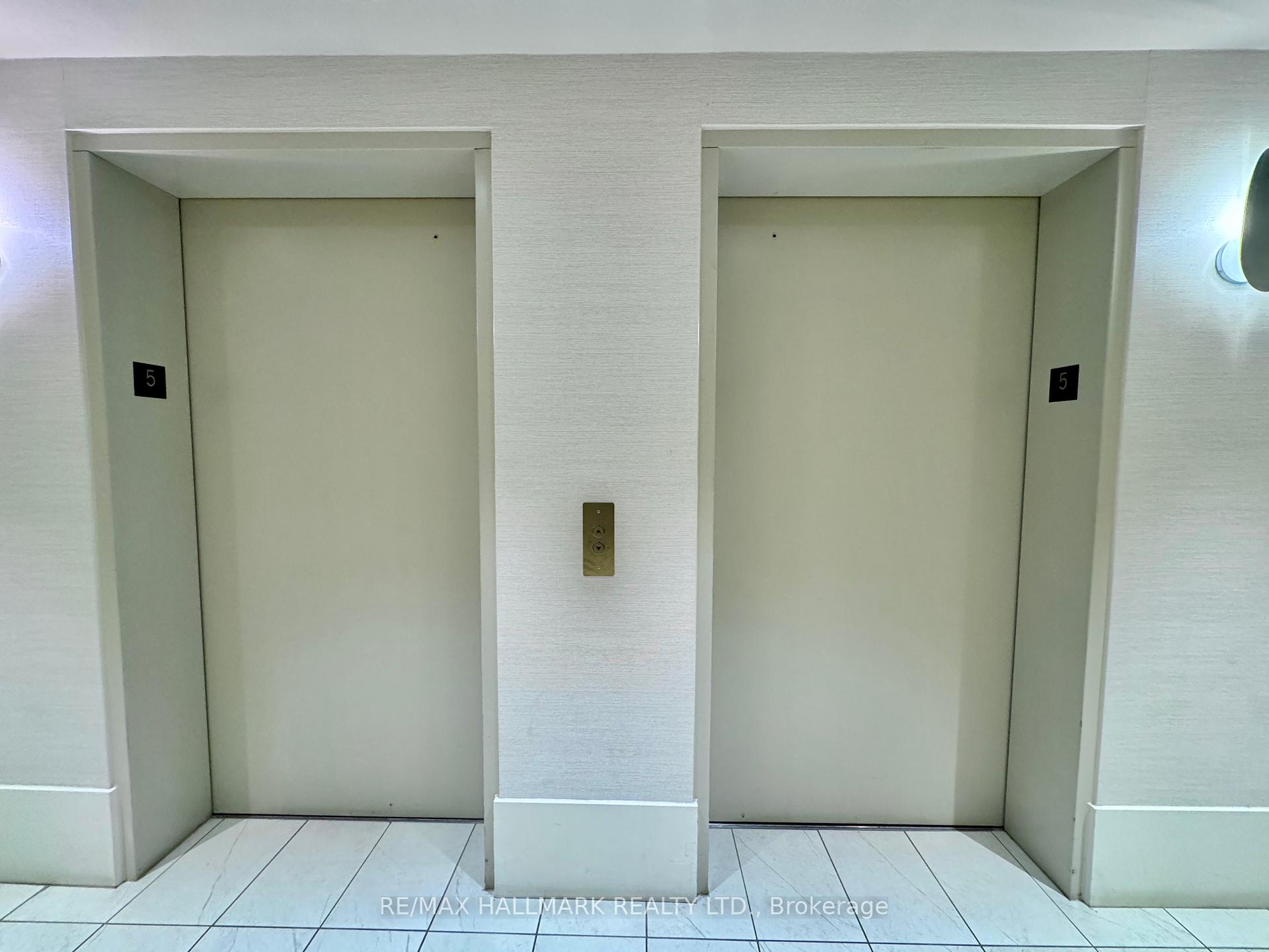 2 Bedrooms Condo at 26 Gibbs, Toronto For sale