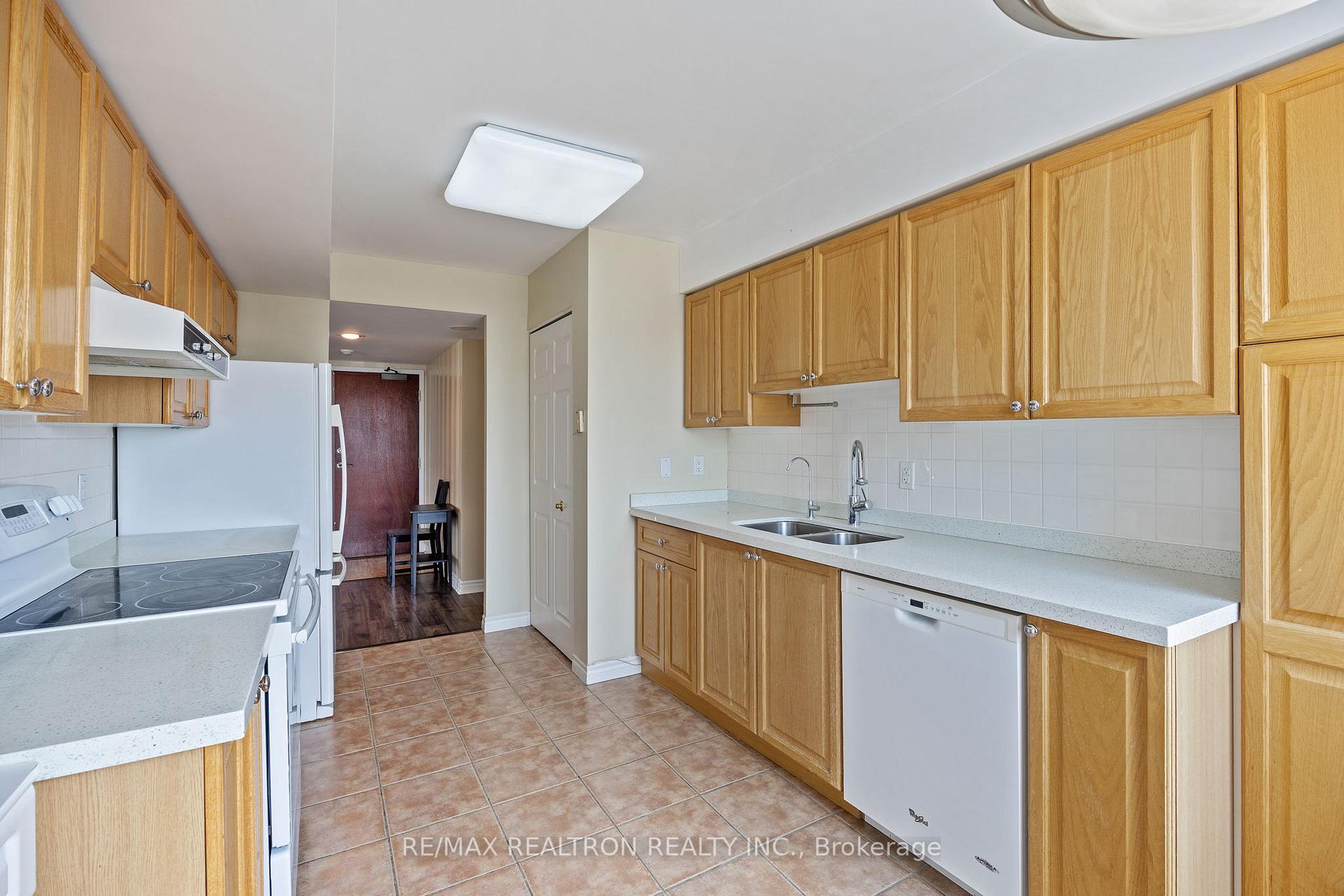 2 Bedrooms Condo at 8 Covington, Toronto For sale