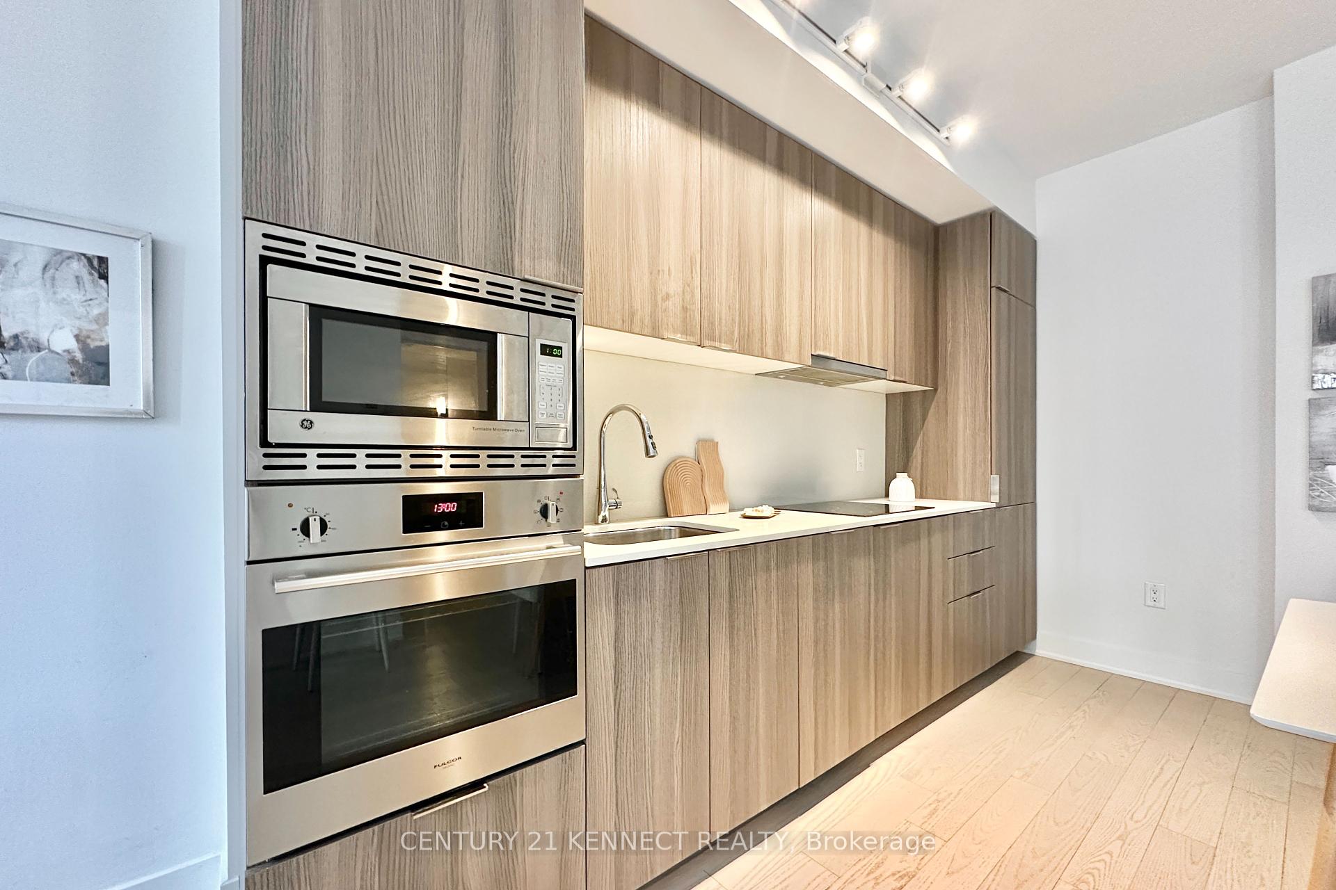 #313 – 955 Bay Street, Toronto, ON M5S 2A2