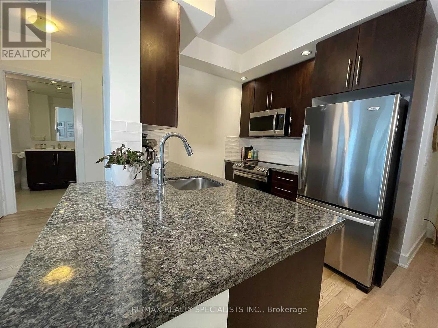 2 Bedrooms Condo at 28 Linden, Toronto For sale