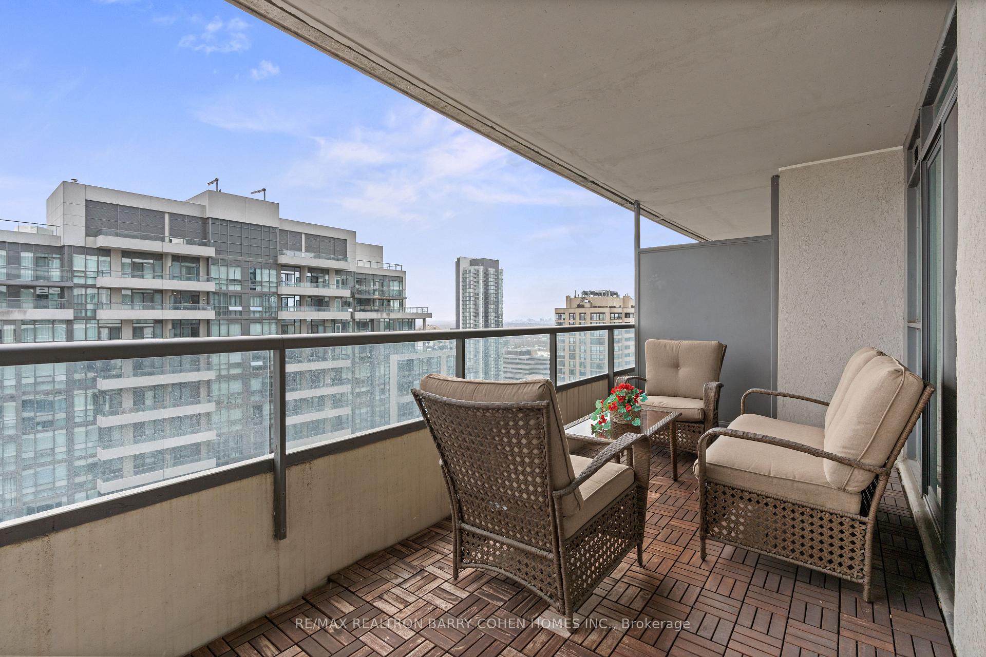 3 Bedrooms Condo at 23 Hollywood,  Toronto For sale