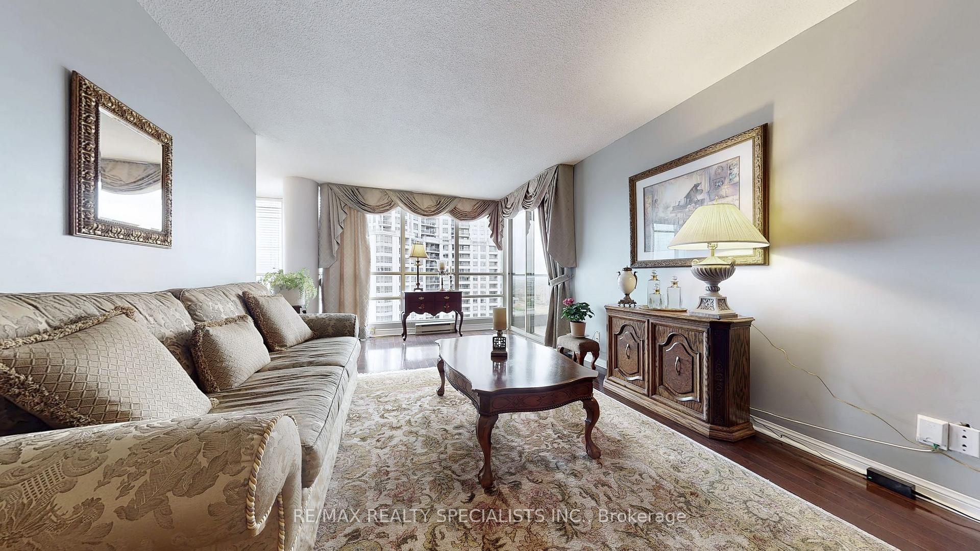 2 Bedrooms Condo at 45 Kingsbridge Garden, Mississauga For sale