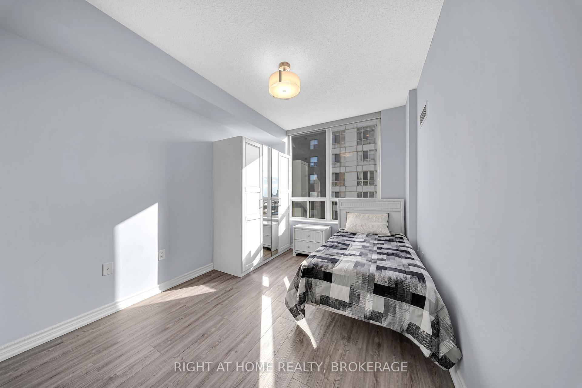 2 Bedrooms Condo at 55 STRATHAVEN, Mississauga For sale
