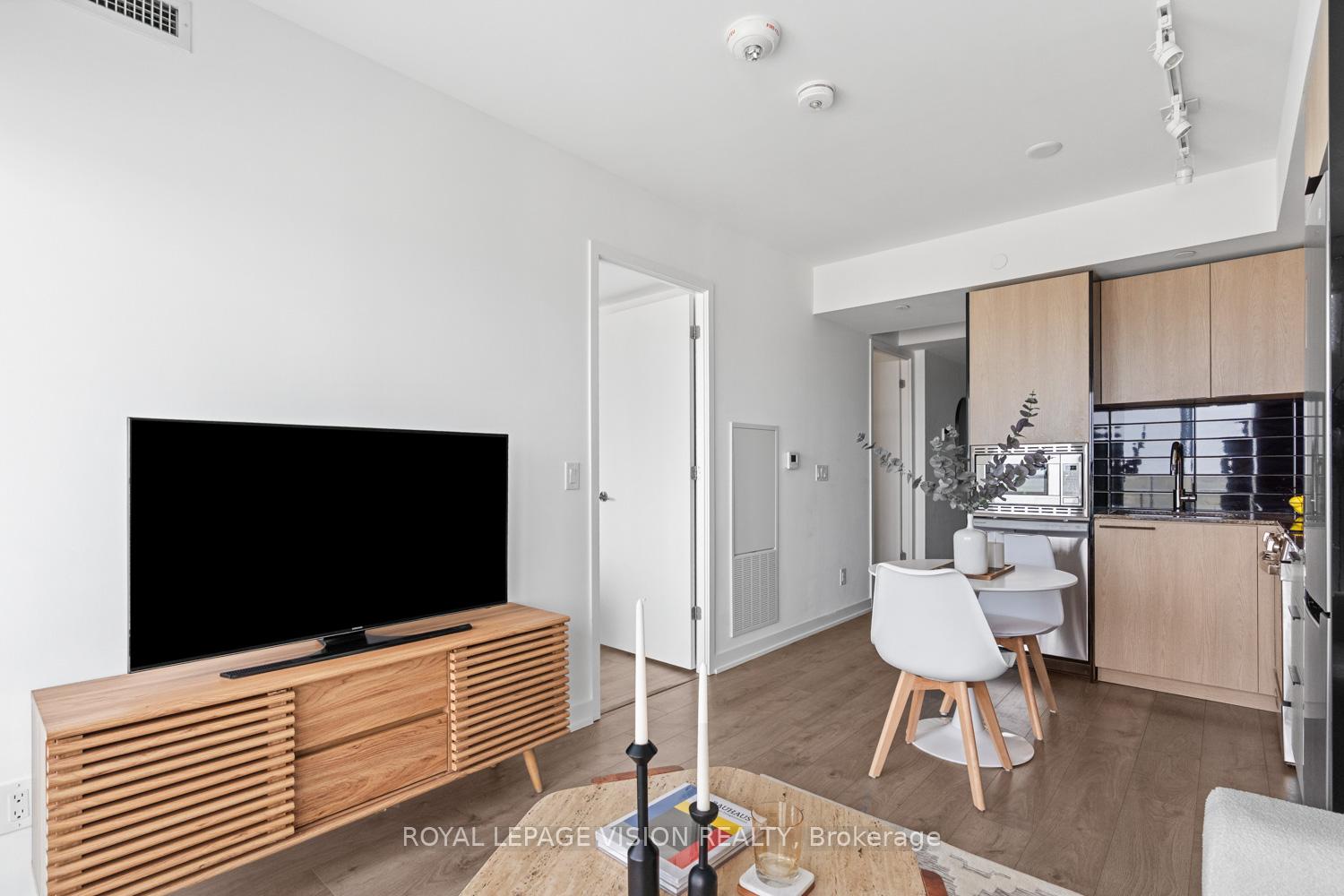 2 Bedrooms Condo at 501 Yonge, Toronto For sale