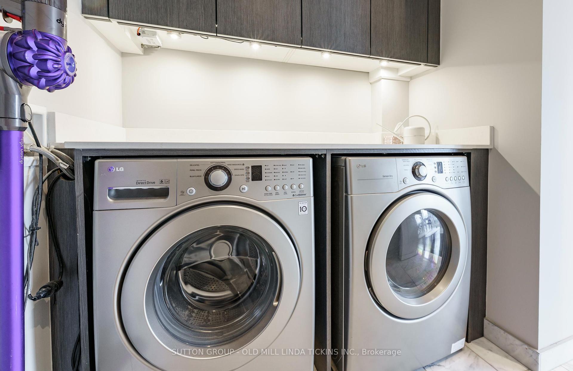 2 Bedrooms Condo at 30 Old Mill, Toronto For sale