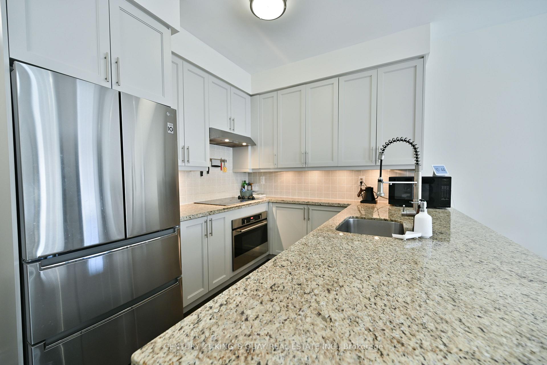3 Bedrooms Condo at 40 Hargrave,  Toronto For sale
