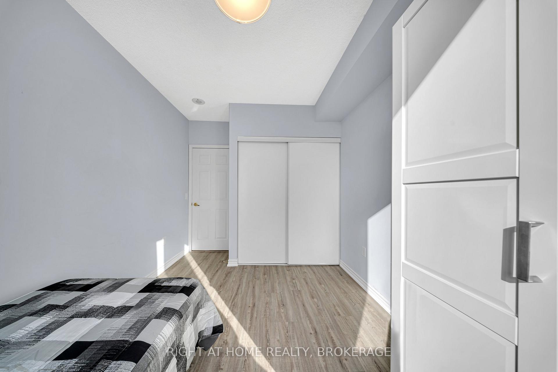 2 Bedrooms Condo at 55 STRATHAVEN, Mississauga For sale