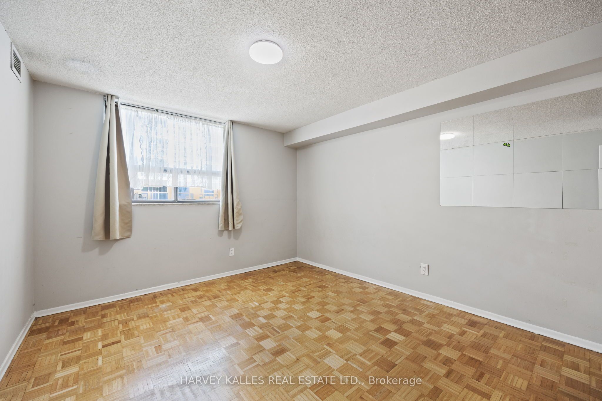 89 Mccaul Street 923