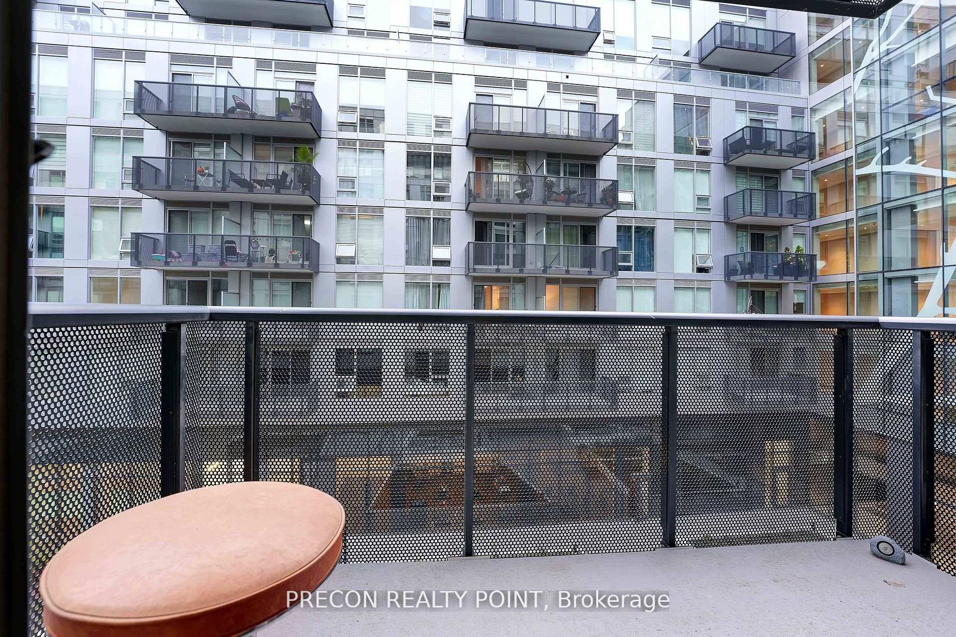 2 Bedrooms Condo at 2450 Old Bronte, Oakville For sale
