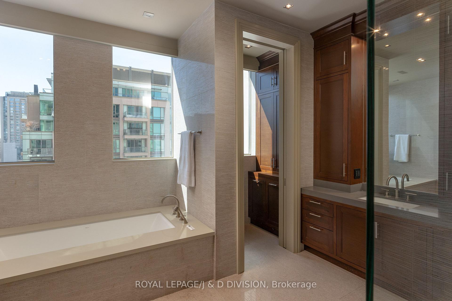3 Bedrooms Condo at 68 Yorkville,  Toronto For sale
