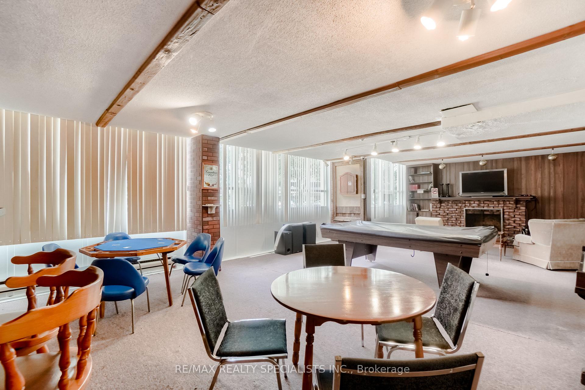 3 Bedrooms Condo at 2323 Confederation, Mississauga For sale