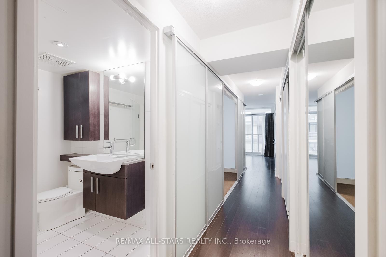1 Bedroom Condo at 8 Telegram, Toronto For sale