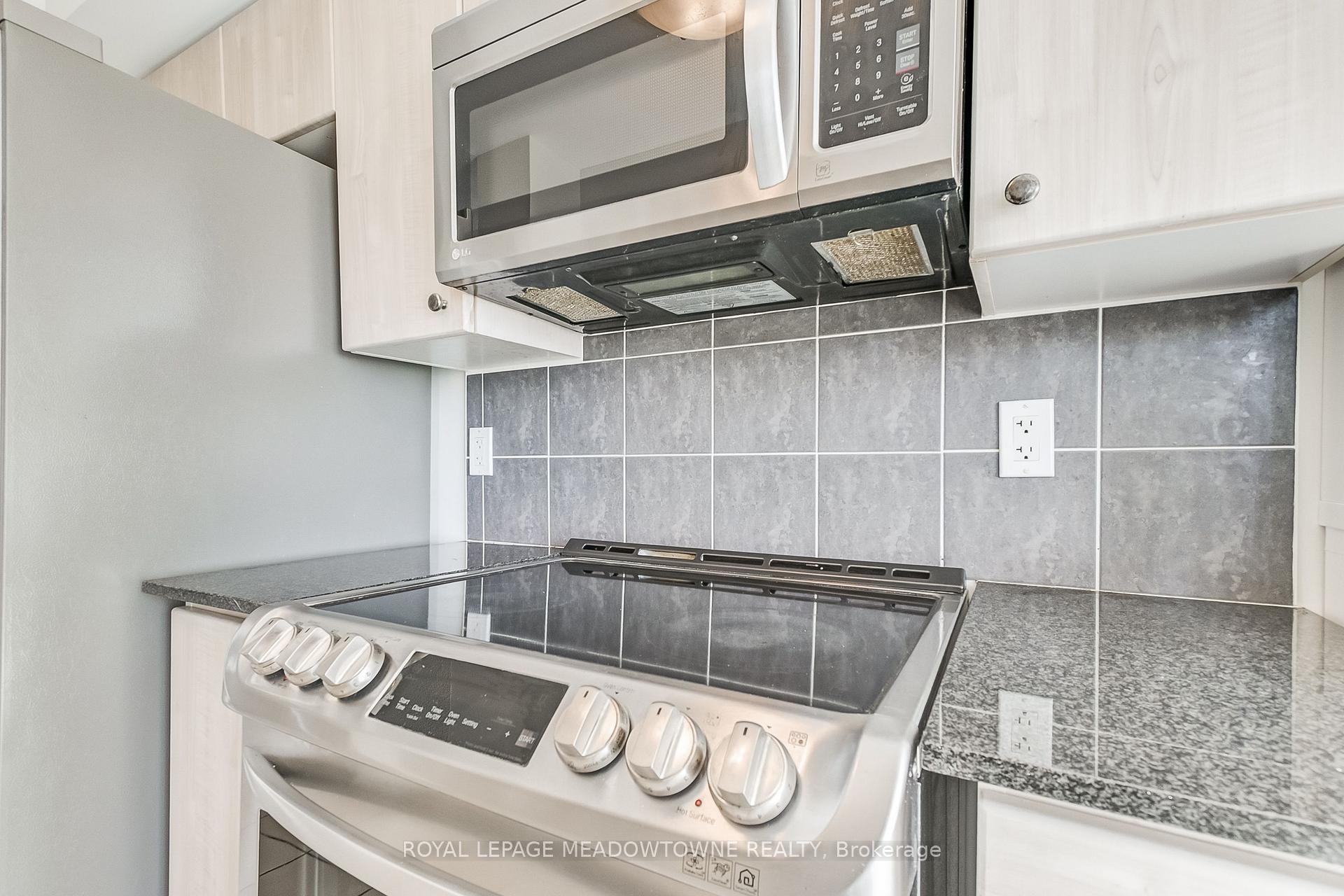 2 Bedrooms Condo at 225 Sherway Gardens, Toronto For sale