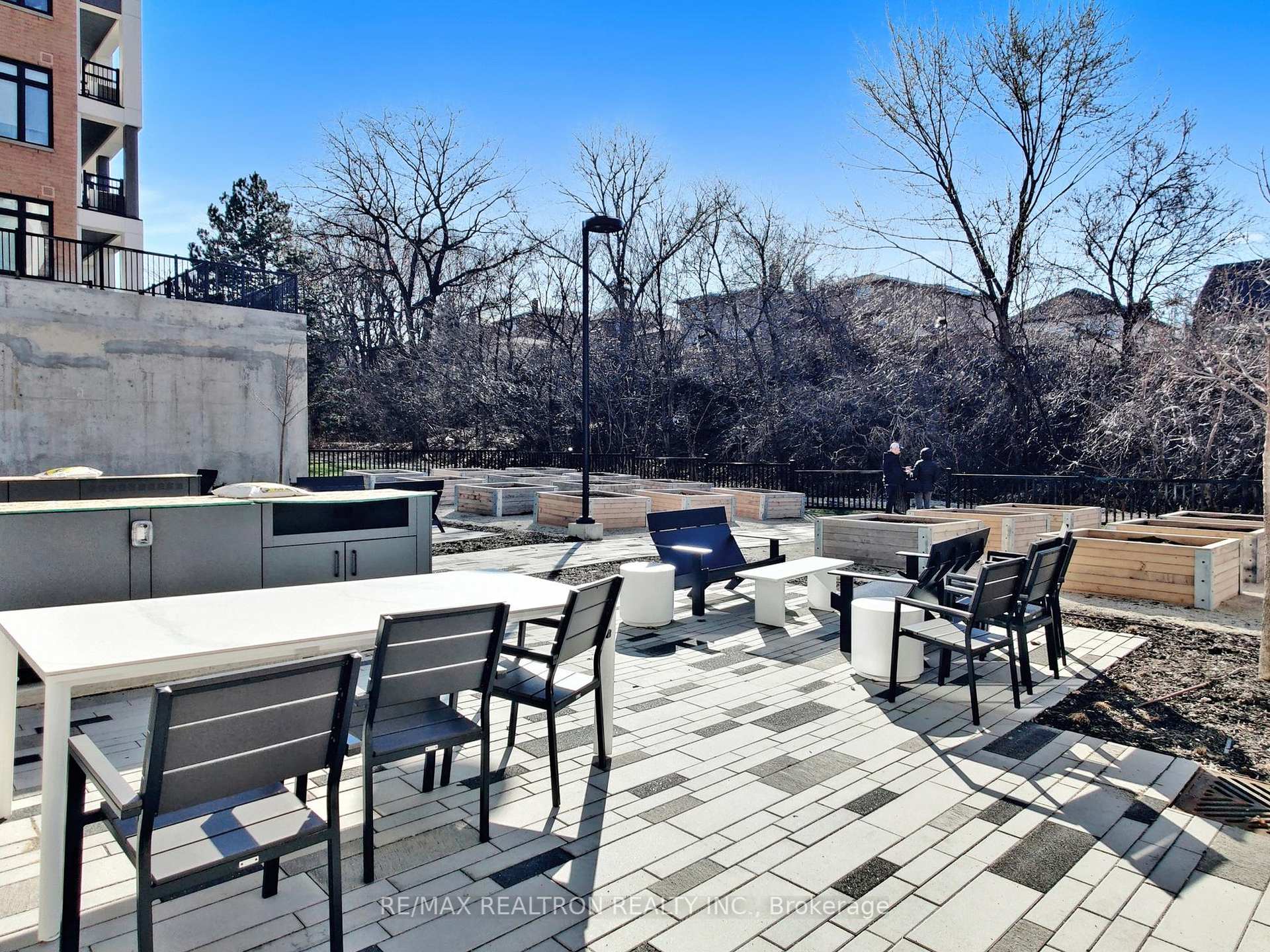 2 Bedrooms Condo at 160 Canon Jackson, Toronto For sale