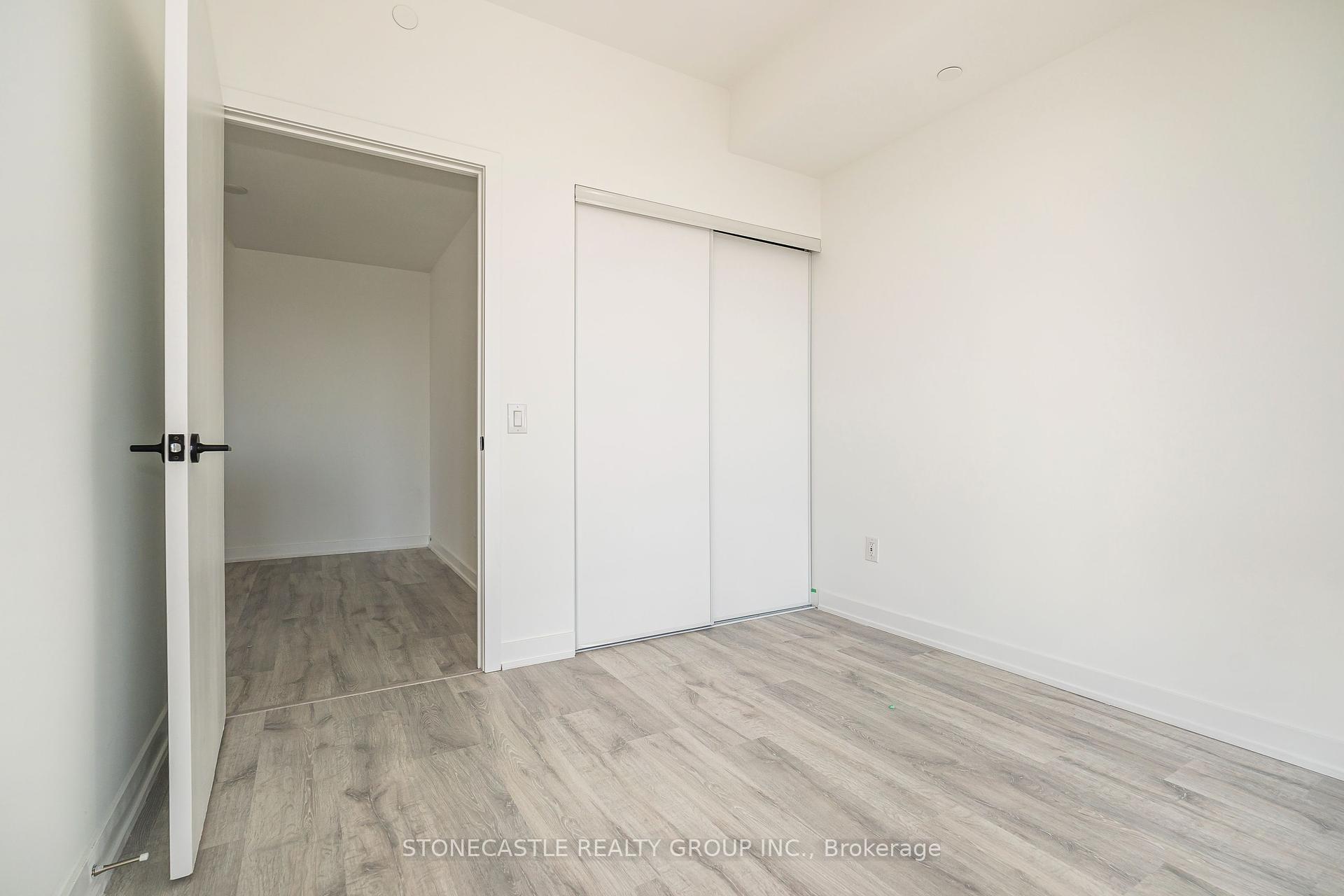 3 Bedrooms Condo at 220 Missinnihe, Mississauga For sale